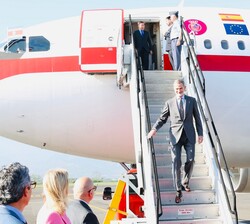 Su Majestad el Rey desciende del avión de la Fuerza Aérea española que le trasladó hasta San José de Costa Rica